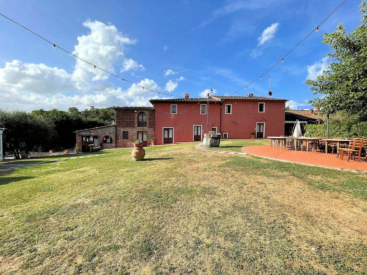 Complesso immobiliare in stile rustico Toscano di ampia superficie con parco e piscina in vendita a 
