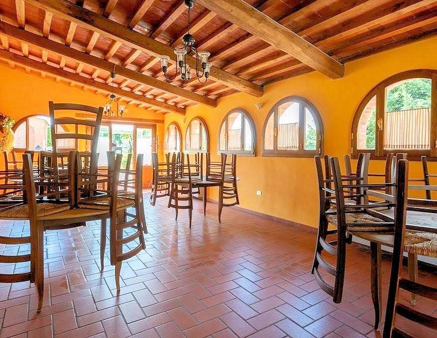 Complesso immobiliare in stile rustico Toscano di ampia superficie con parco e piscina in vendita a 