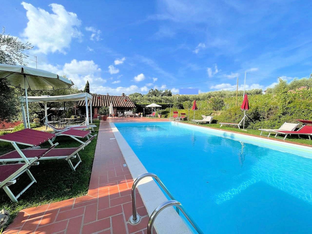 Complesso immobiliare in stile rustico Toscano di ampia superficie con parco e piscina in vendita a 