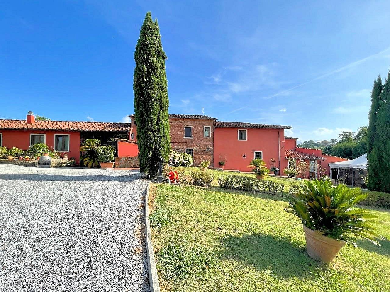 Complesso immobiliare in stile rustico Toscano di ampia superficie con parco e piscina in vendita a 