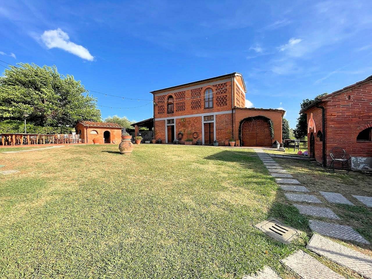 Complesso immobiliare in stile rustico Toscano di ampia superficie con parco e piscina in vendita a 
