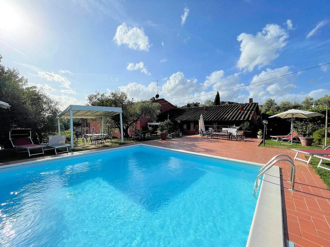 Complesso immobiliare in stile rustico Toscano di ampia superficie con parco e piscina in vendita a 