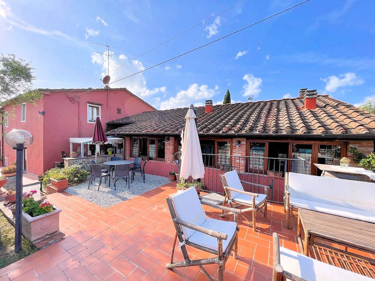 Complesso immobiliare in stile rustico Toscano di ampia superficie con parco e piscina in vendita a 