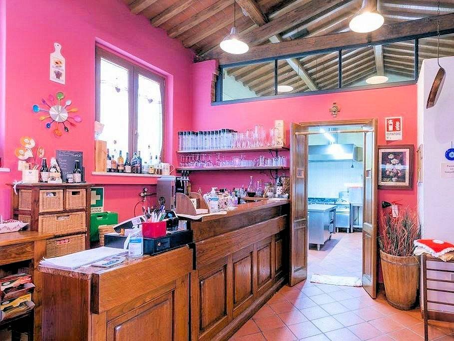 Complesso immobiliare in stile rustico Toscano di ampia superficie con parco e piscina in vendita a 