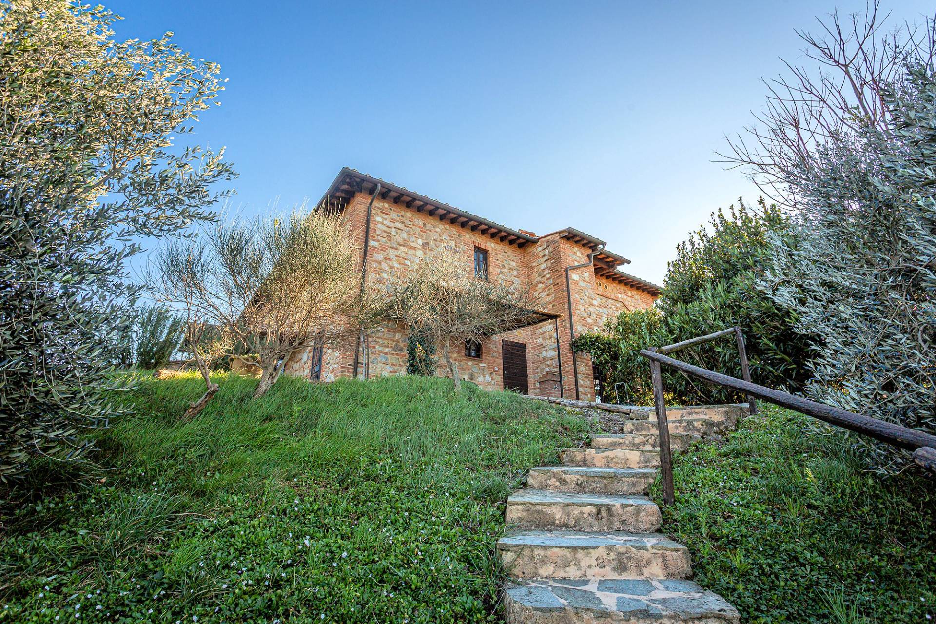 Appartamento in complesso condominiale in stile rustico Toscano con piscina in vendita a Gambassi Te