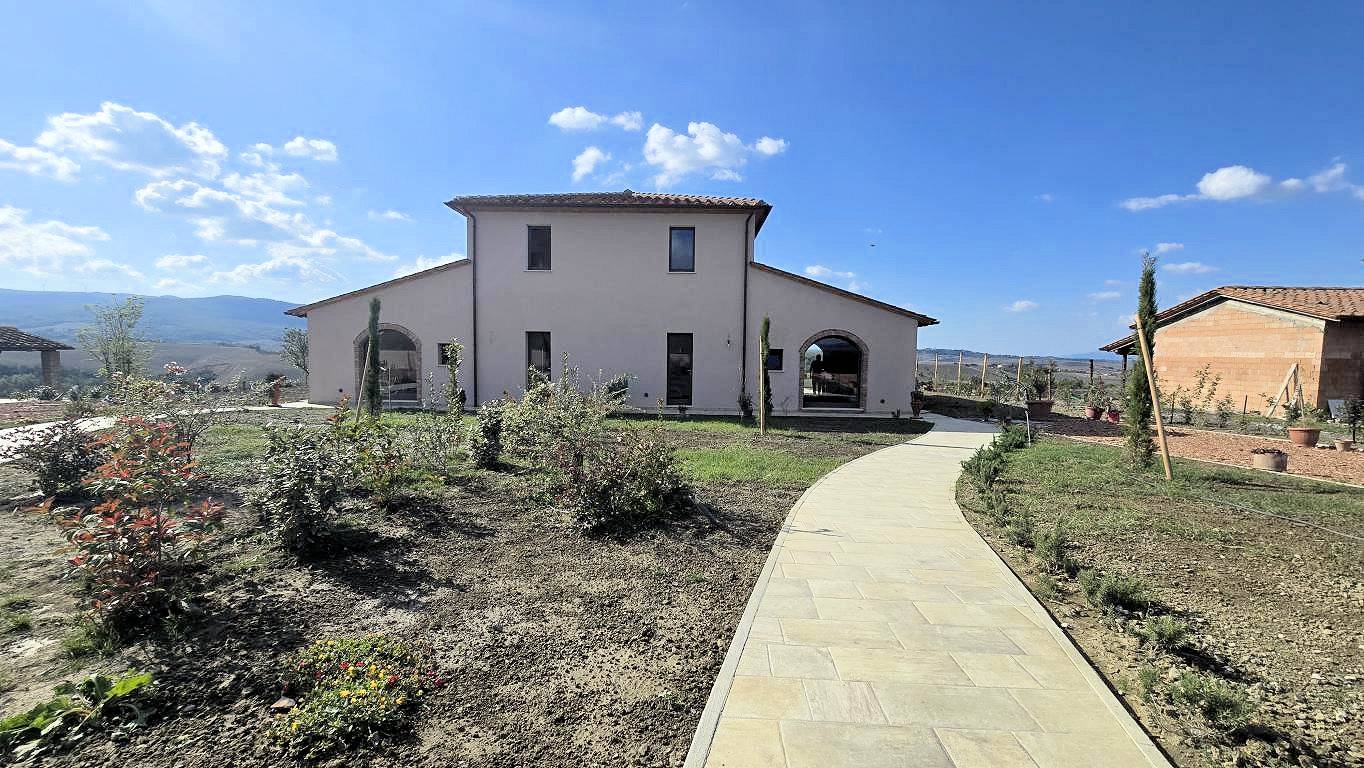 Porzione terratetto di villa bifamiliare con giardino privato e piscina condominiale in vendita a La