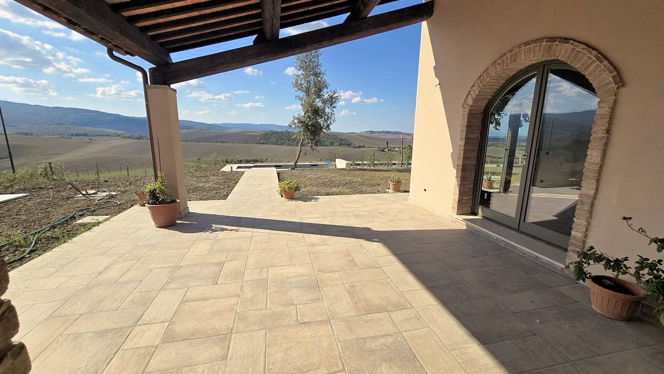 Porzione terratetto di villa bifamiliare con giardino privato e piscina condominiale in vendita a La