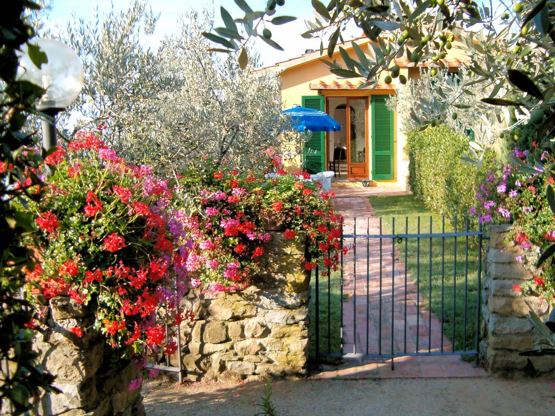 Casa vacanze con piscina e vista panoramica mozzafiato in vendita a Lamporecchio