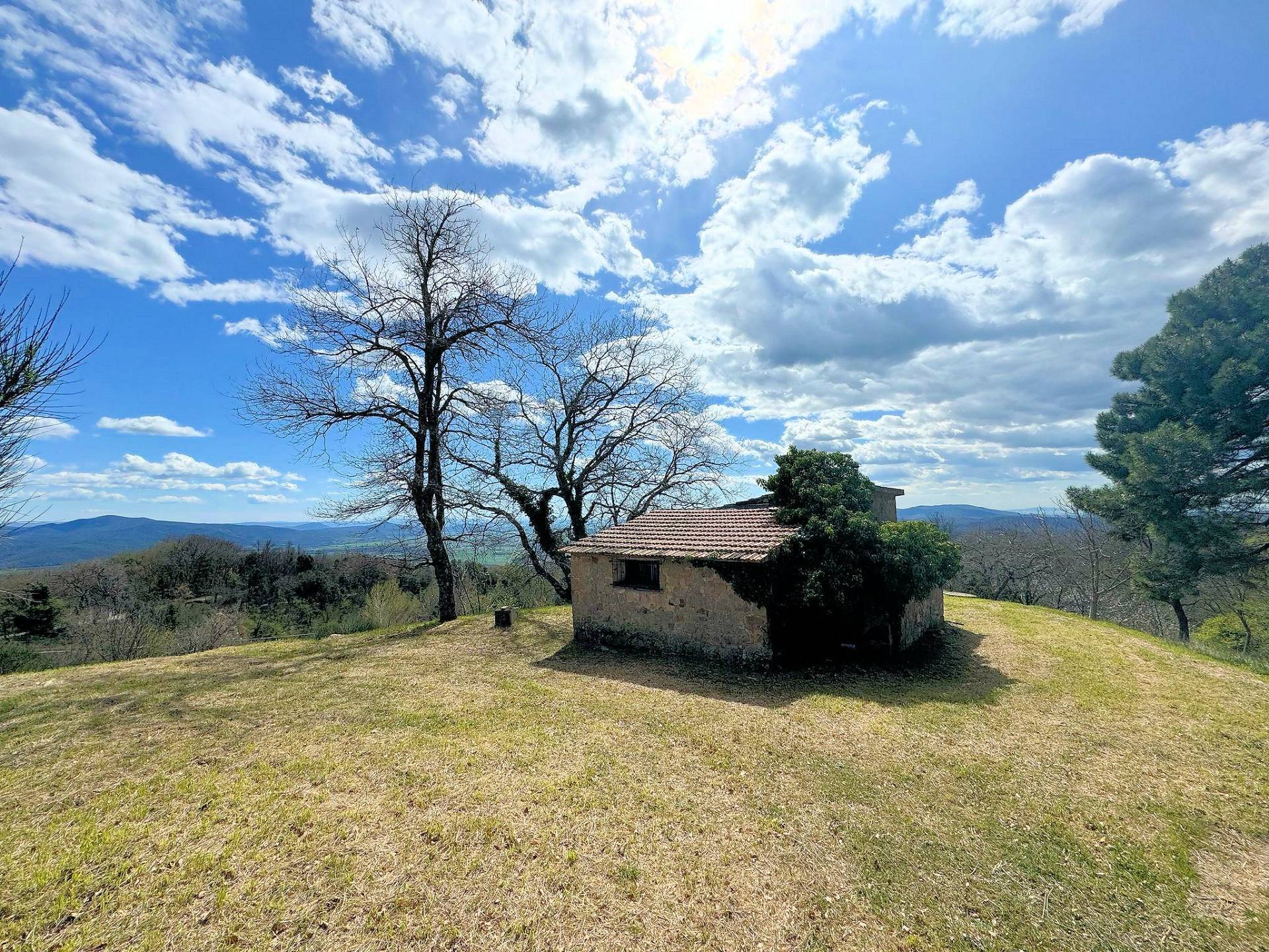 Rustico da ristrutturare con possibilit di ampliamento con vista panoramica fino al mare in vendita 
