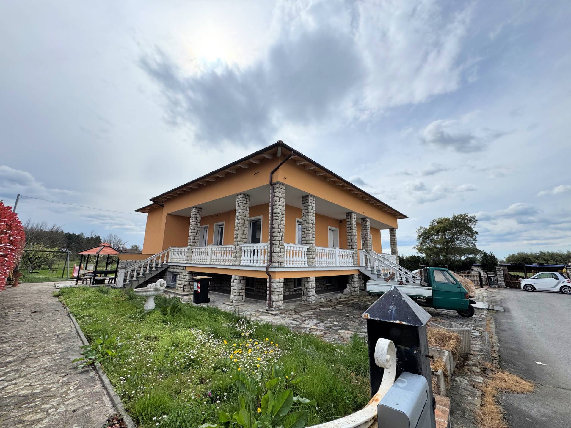 Villa di ampia superficie con giardino in vendita a Altopascio