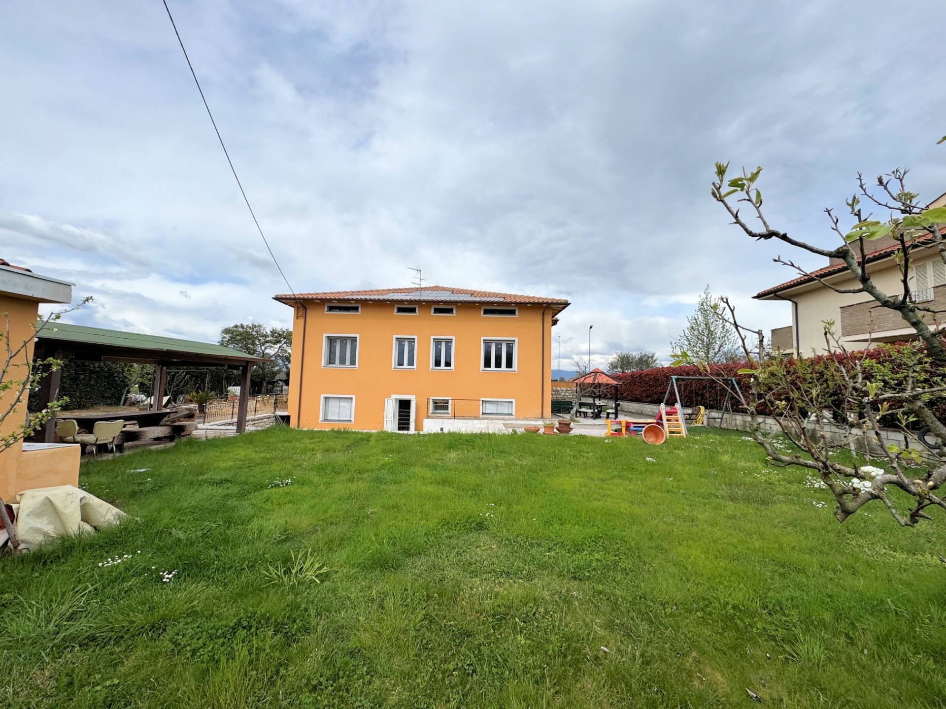 Villa di ampia superficie con giardino in vendita a Altopascio