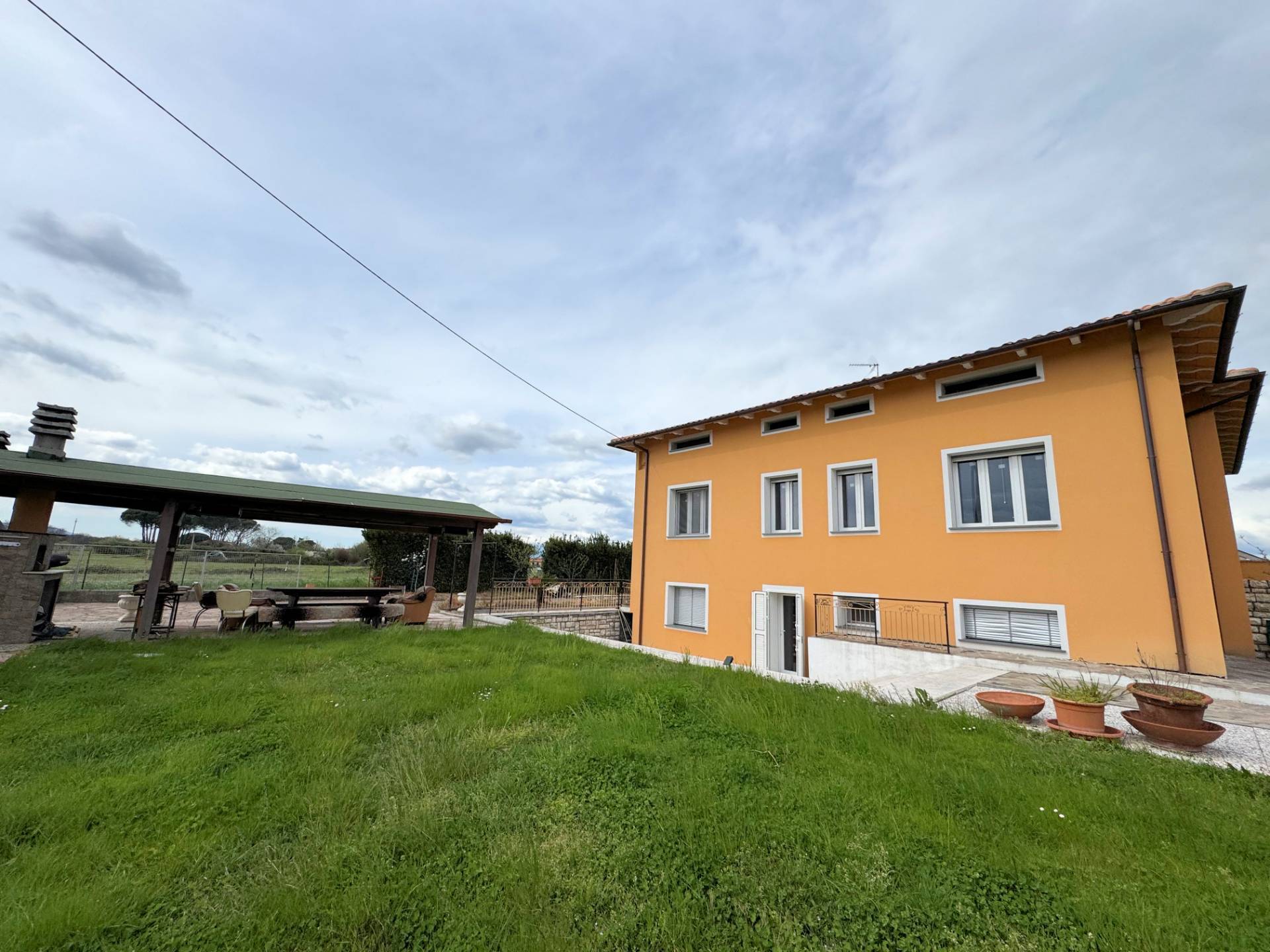 Villa di ampia superficie con giardino in vendita a Altopascio