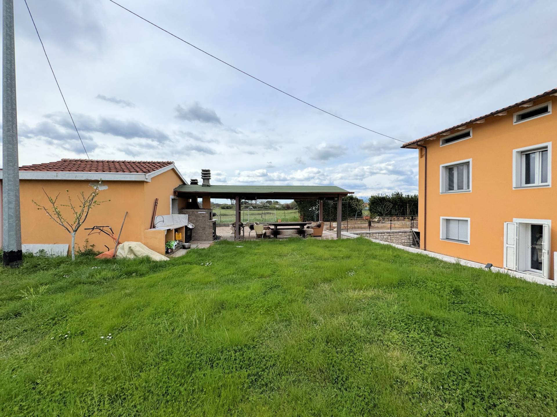 Villa di ampia superficie con giardino in vendita a Altopascio