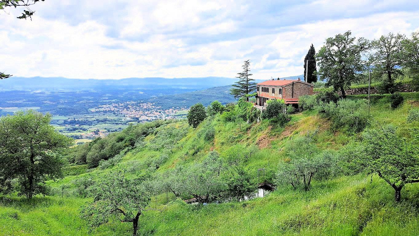 Casale con annessi ampio terreno e vista panoramica in vendita a Castiglion Fibocchi