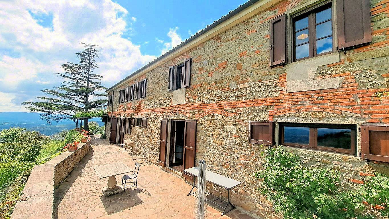 Casale con annessi ampio terreno e vista panoramica in vendita a Castiglion Fibocchi