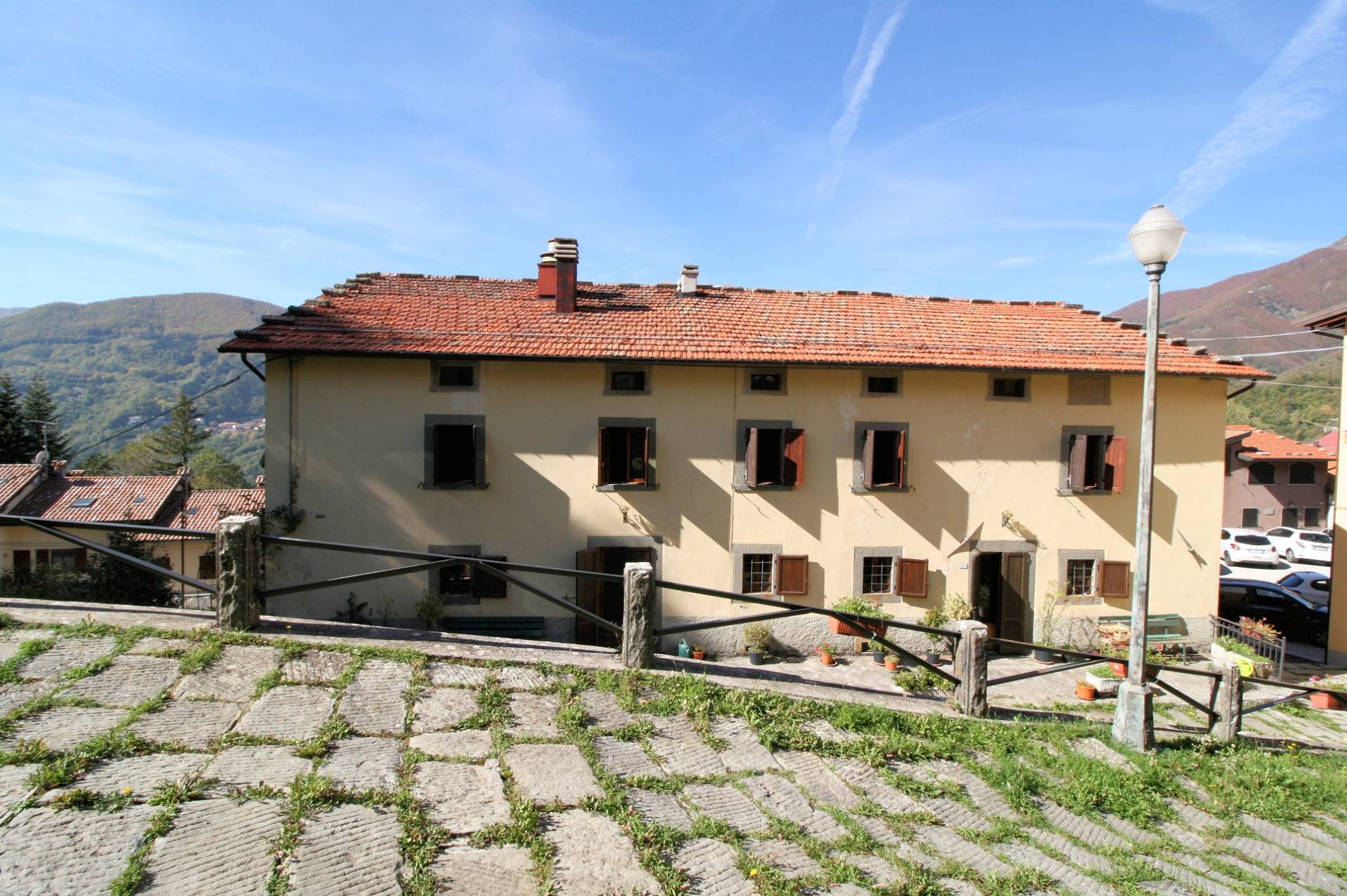 Bel terratetto ex turistico ricettivo con ampio giardino in vendita a Abetone Cutigliano