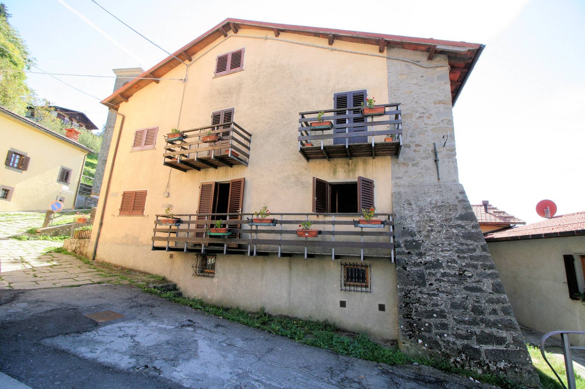 Bel terratetto ex turistico ricettivo con ampio giardino in vendita a Abetone Cutigliano