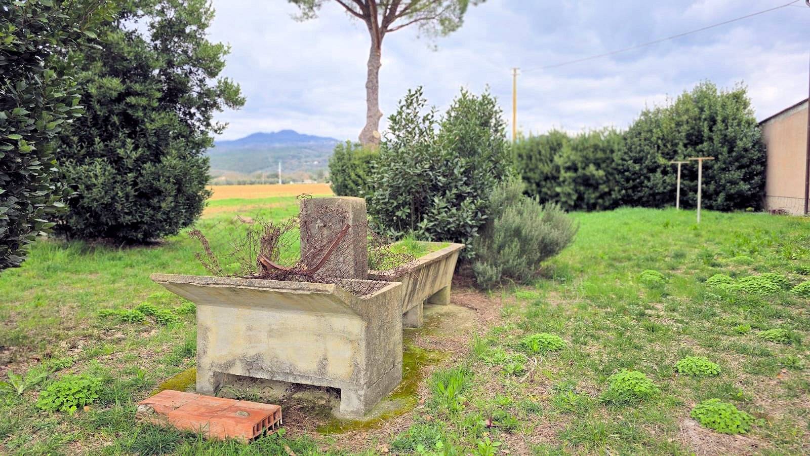 Rustico di ampia superficie da ristrutturare con terreno in vendita a Roccastrada