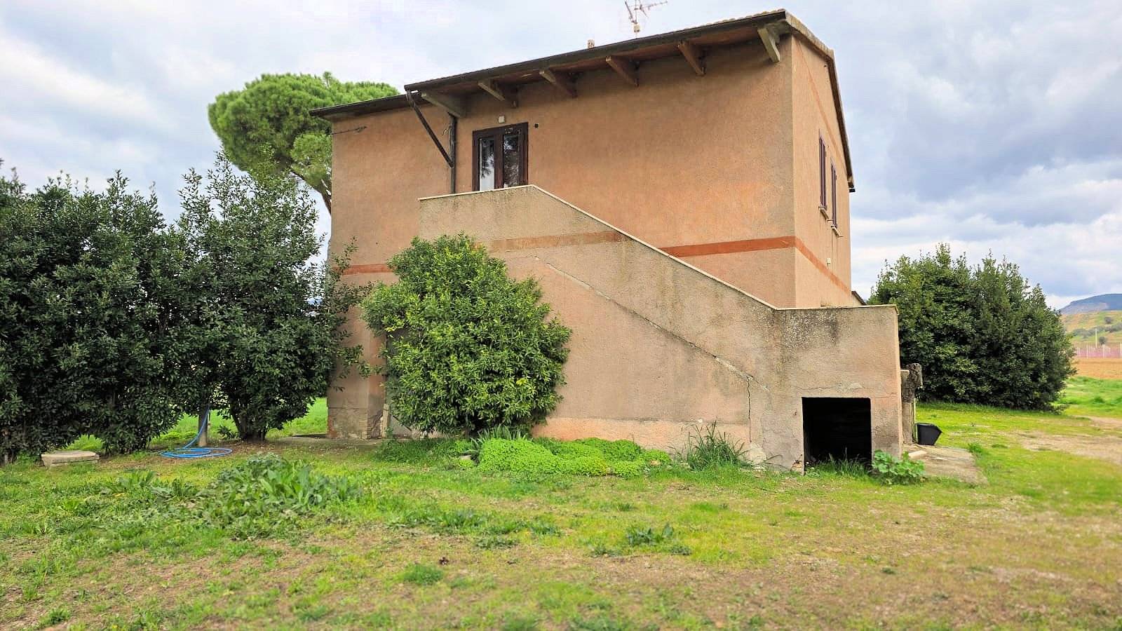 Rustico di ampia superficie da ristrutturare con terreno in vendita a Roccastrada