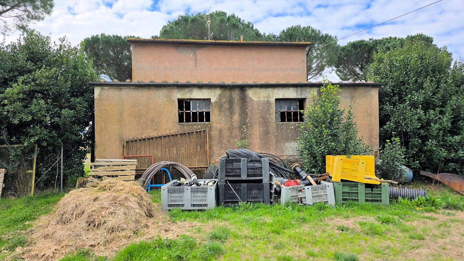 Rustico di ampia superficie da ristrutturare con terreno in vendita a Roccastrada