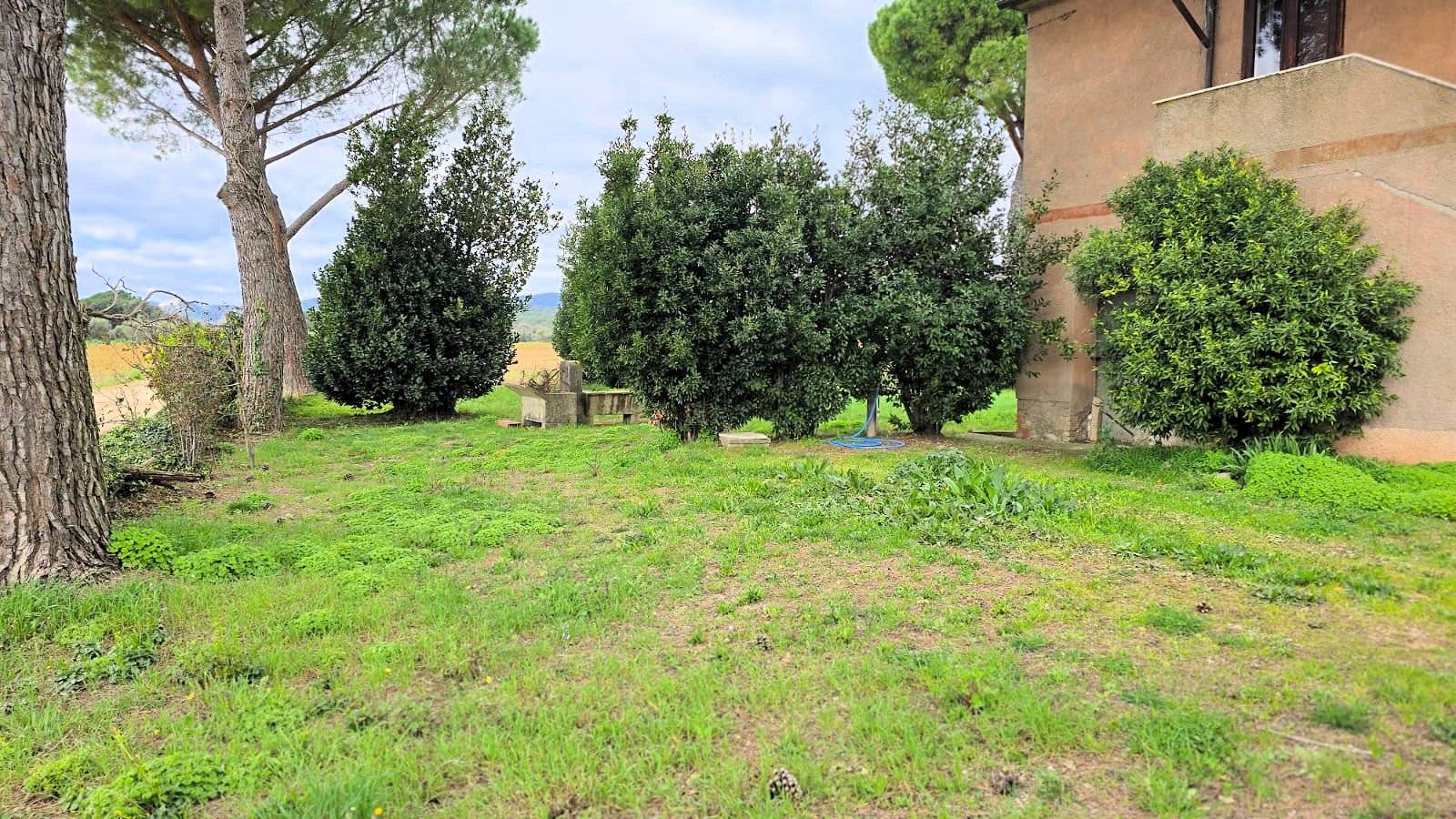 Rustico di ampia superficie da ristrutturare con terreno in vendita a Roccastrada