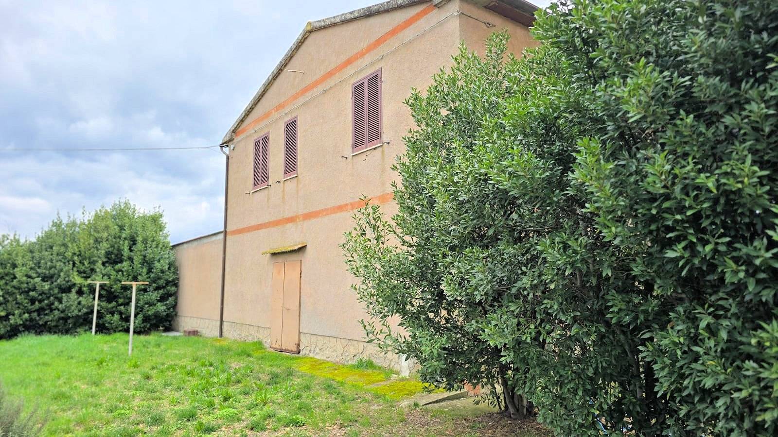 Rustico di ampia superficie da ristrutturare con terreno in vendita a Roccastrada