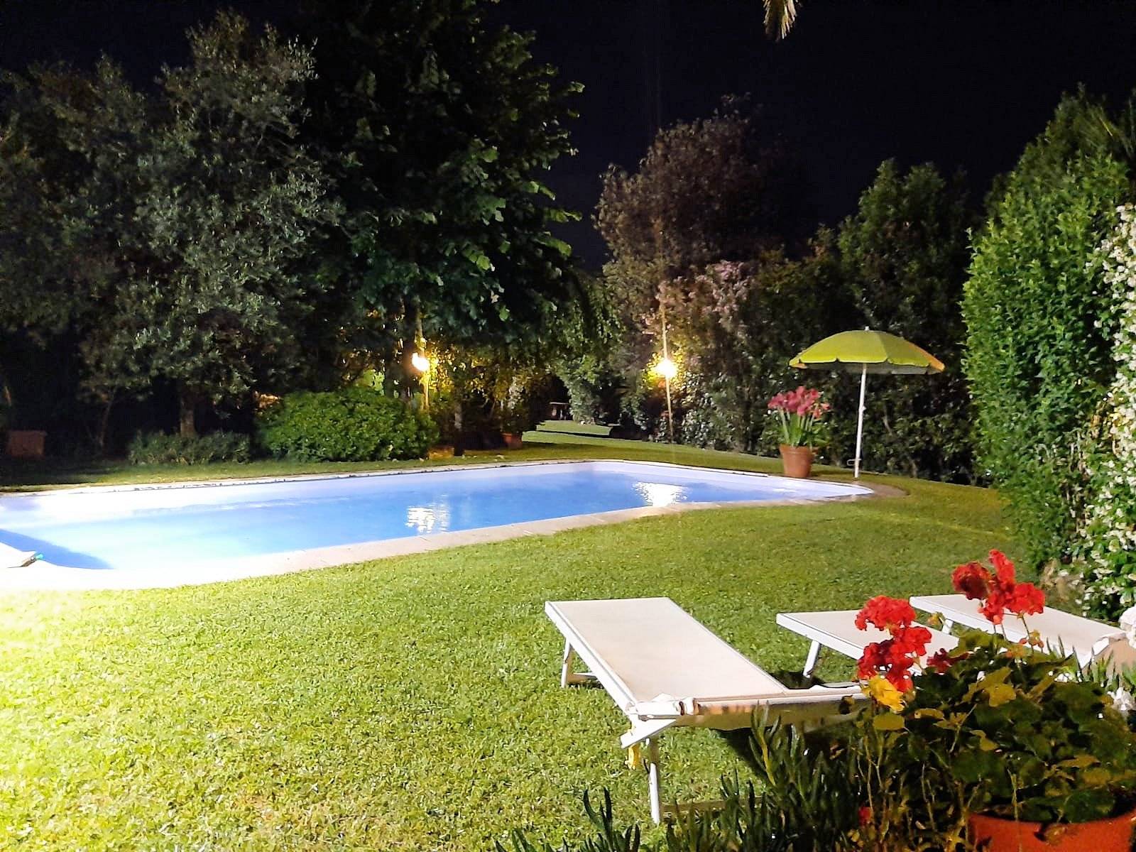 Villa di ampia superficie divisa in due appartamenti con annessi giardino e piscina in vendita a Pis