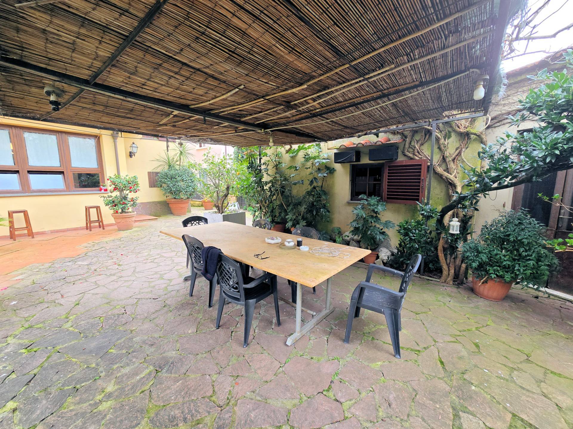 Villa di ampia superficie divisa in due appartamenti con annessi giardino e piscina in vendita a Pis