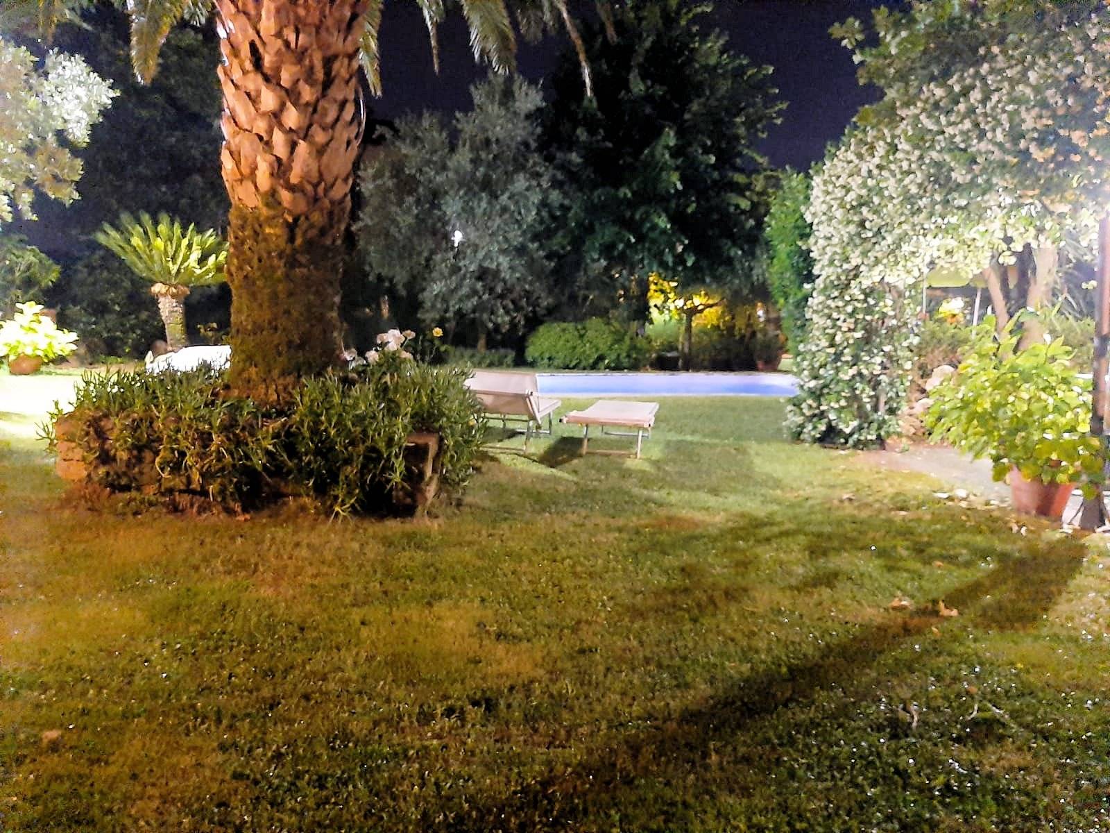 Villa di ampia superficie divisa in due appartamenti con annessi giardino e piscina in vendita a Pis