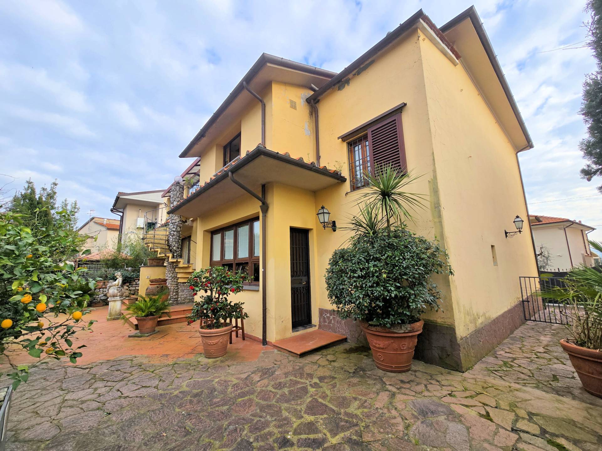 Villa di ampia superficie divisa in due appartamenti con annessi giardino e piscina in vendita a Pis