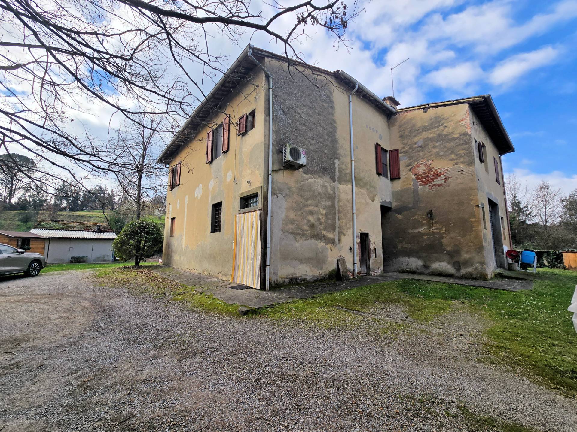 Casale con annessi ampio terreno e vista panoramica in vendita a Fucecchio, Ponte a Cappiano