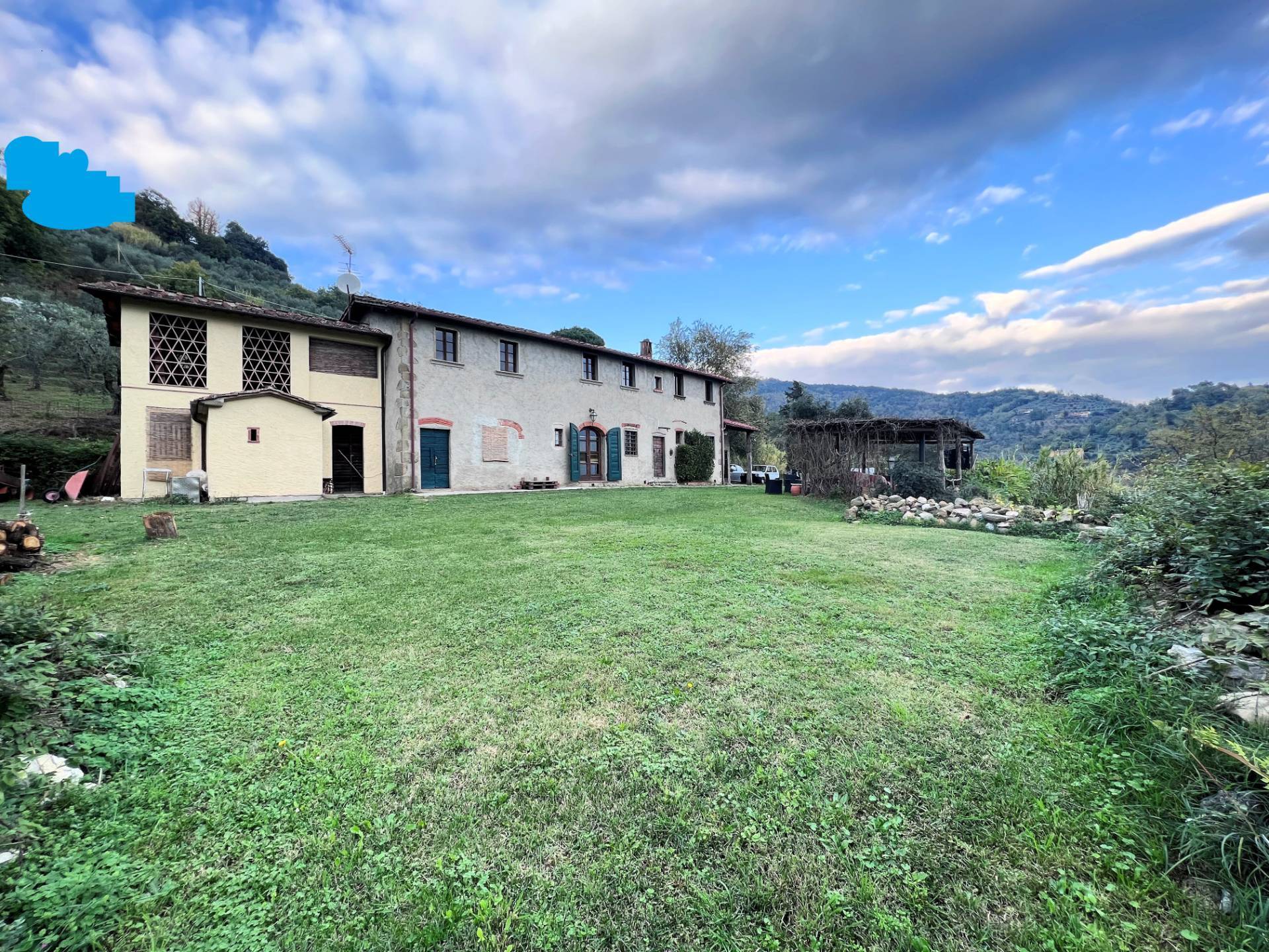 Casa colonica di ampia superficie in posizione dominante con vista panoramica in vendita a Massa e C