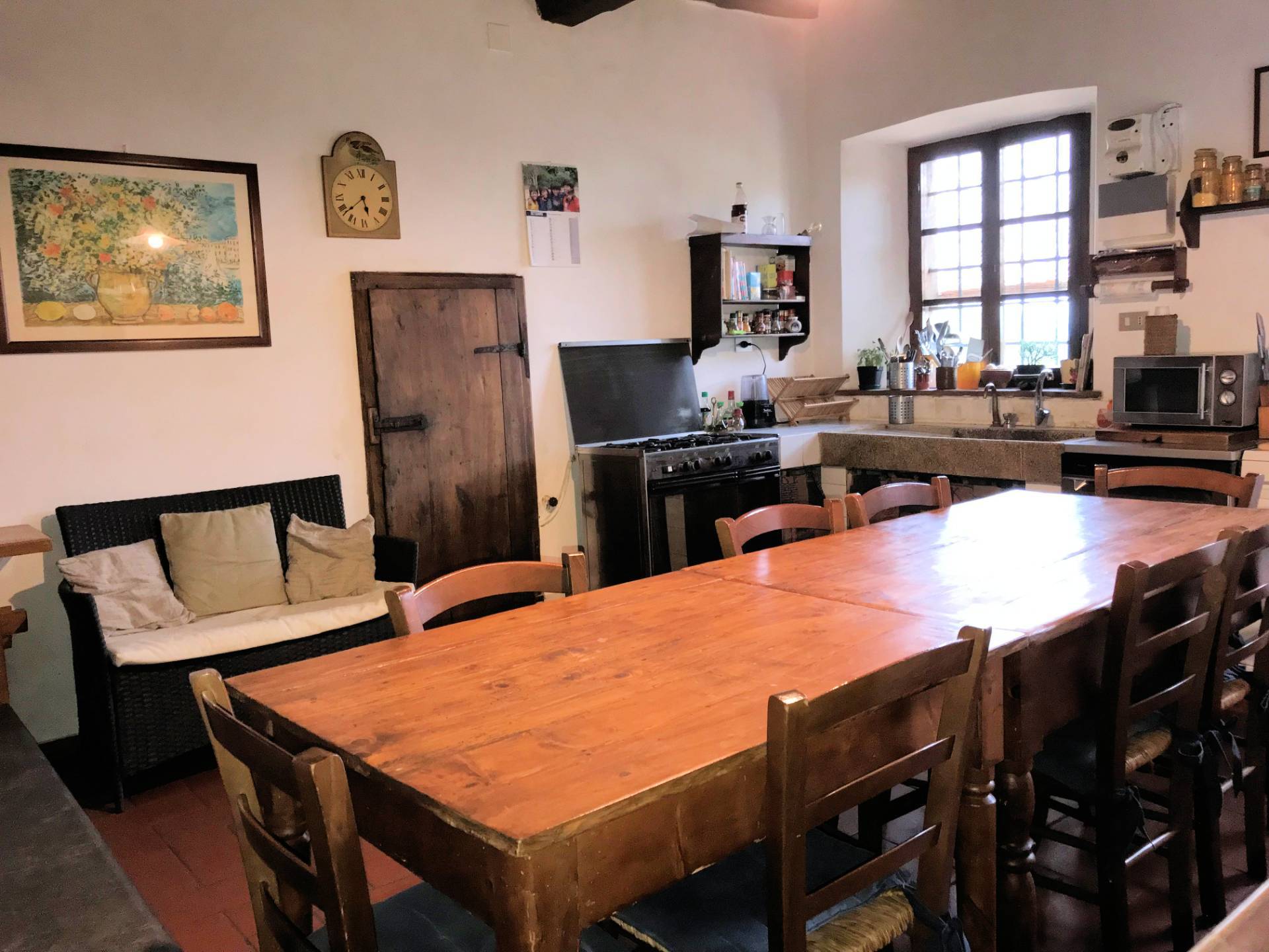 Casa colonica di ampia superficie in posizione dominante con vista panoramica in vendita a Massa e C