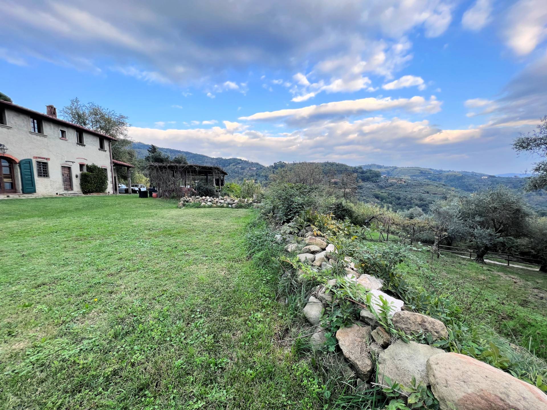 Casa colonica di ampia superficie in posizione dominante con vista panoramica in vendita a Massa e C