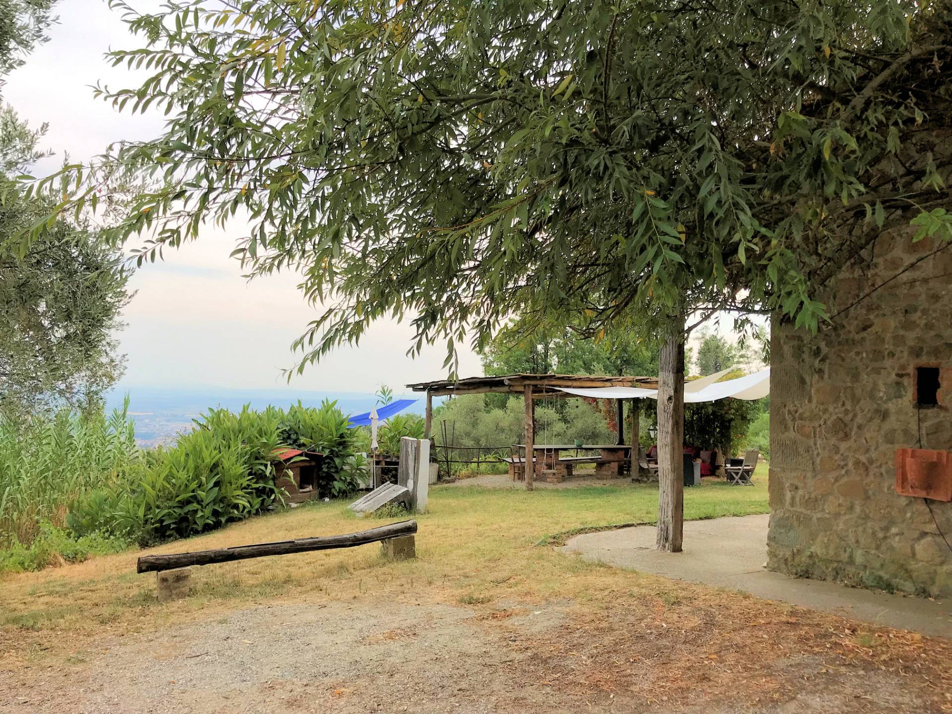 Casa colonica di ampia superficie in posizione dominante con vista panoramica in vendita a Massa e C