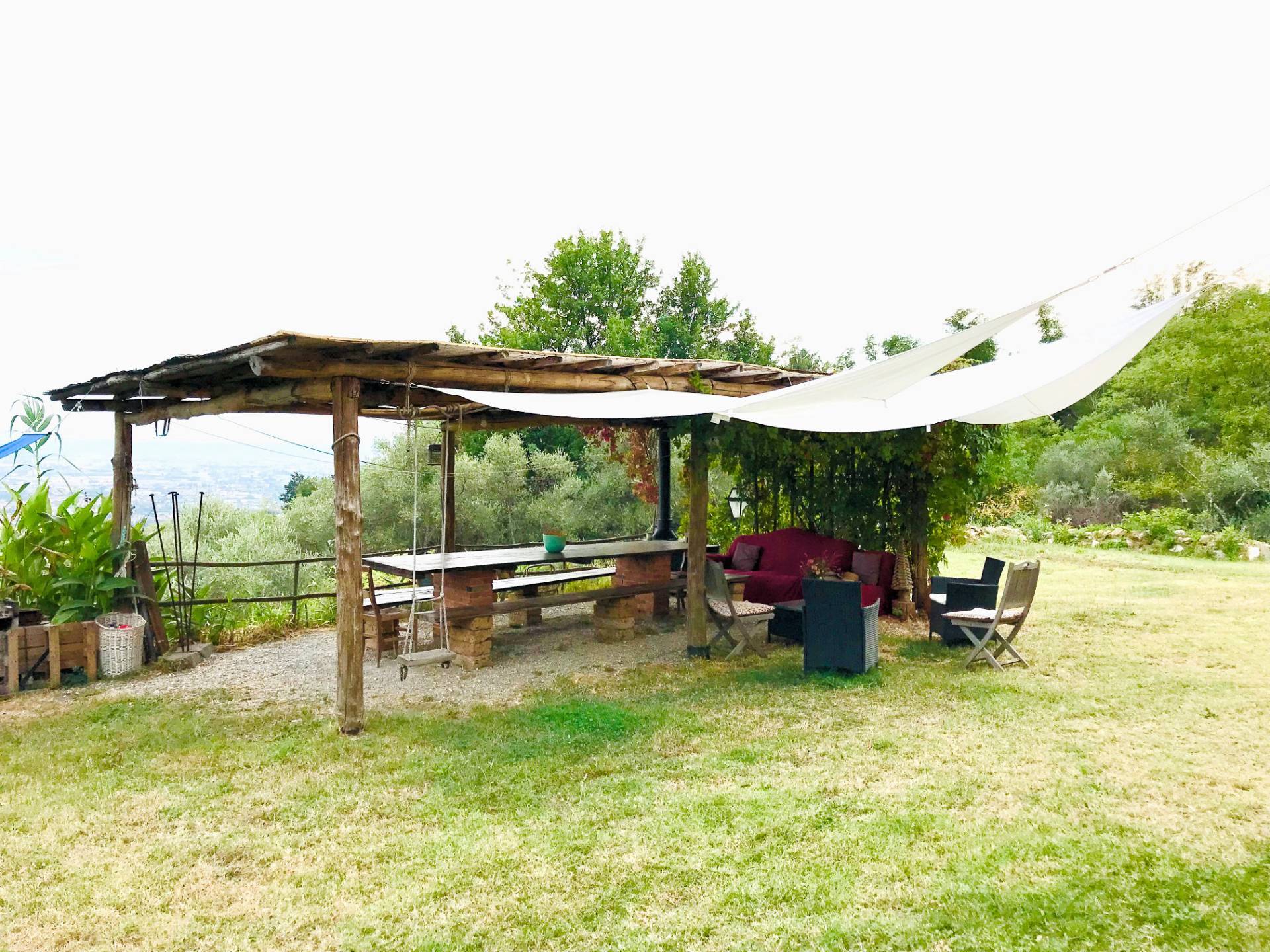 Casa colonica di ampia superficie in posizione dominante con vista panoramica in vendita a Massa e C
