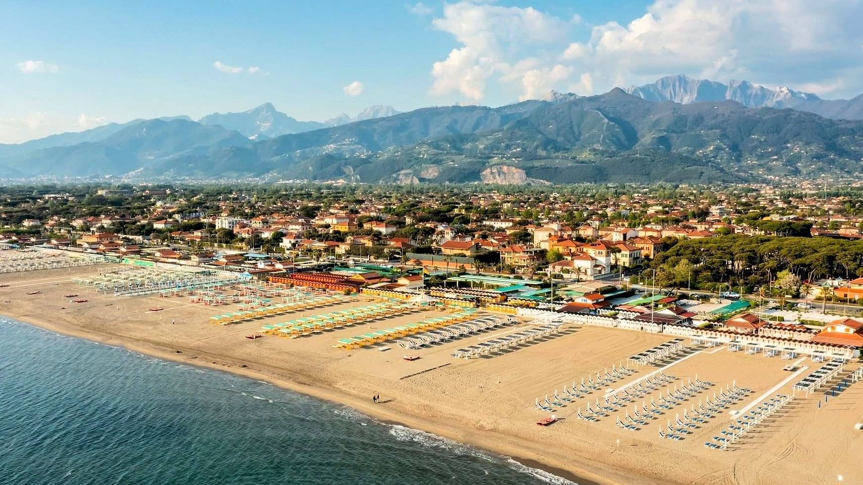 Villa di ampia superficie da ristrutturare con ampio giardino in ottima zona residenziale in vendita