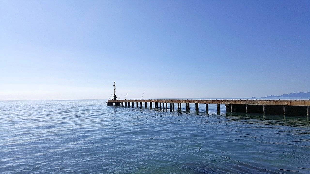 Villa di ampia superficie da ristrutturare con ampio giardino in ottima zona residenziale in vendita