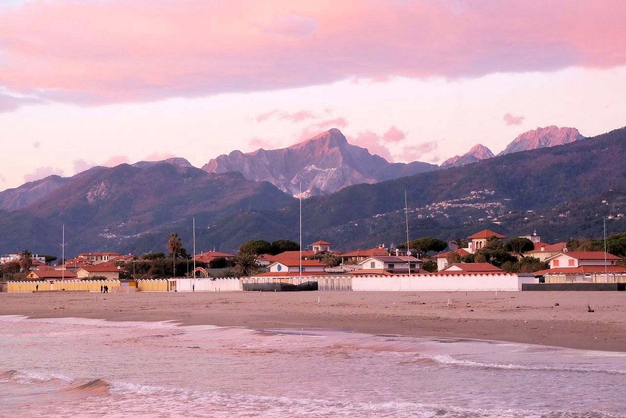 Villa di ampia superficie da ristrutturare con ampio giardino in ottima zona residenziale in vendita