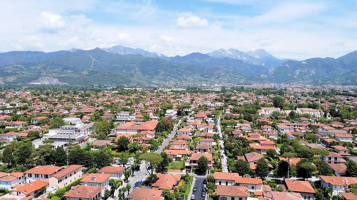 Villa di ampia superficie da ristrutturare con ampio giardino in ottima zona residenziale in vendita