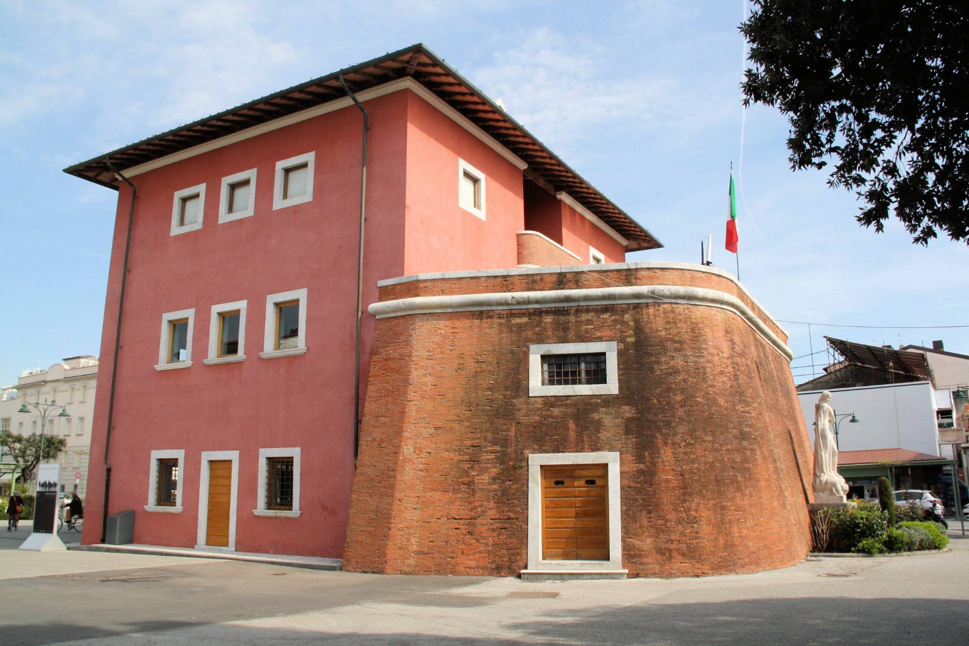 Villa di ampia superficie da ristrutturare con ampio giardino in ottima zona residenziale in vendita