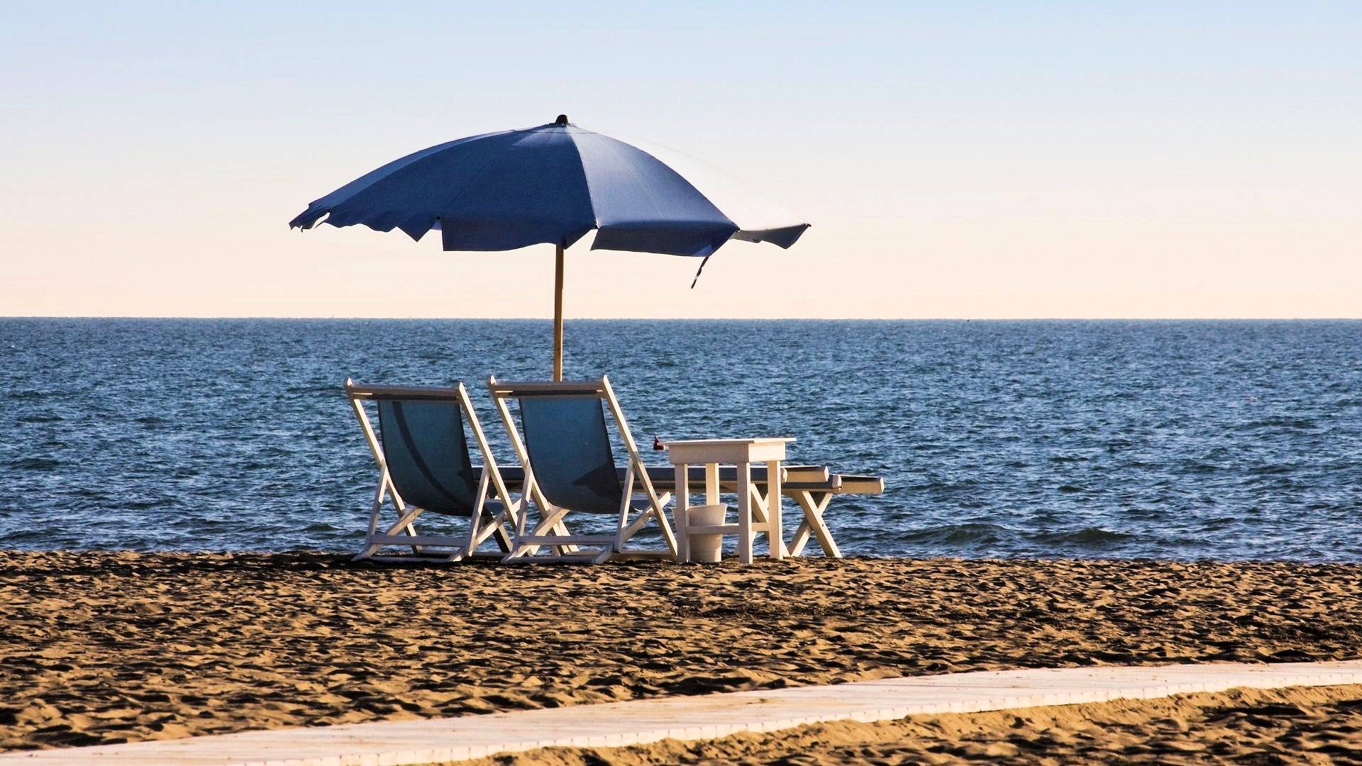 Villa di ampia superficie da ristrutturare con ampio giardino in ottima zona residenziale in vendita