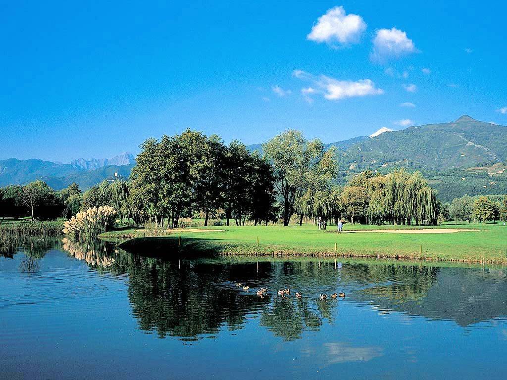 Villa di ampia superficie da ristrutturare con ampio giardino in ottima zona residenziale in vendita