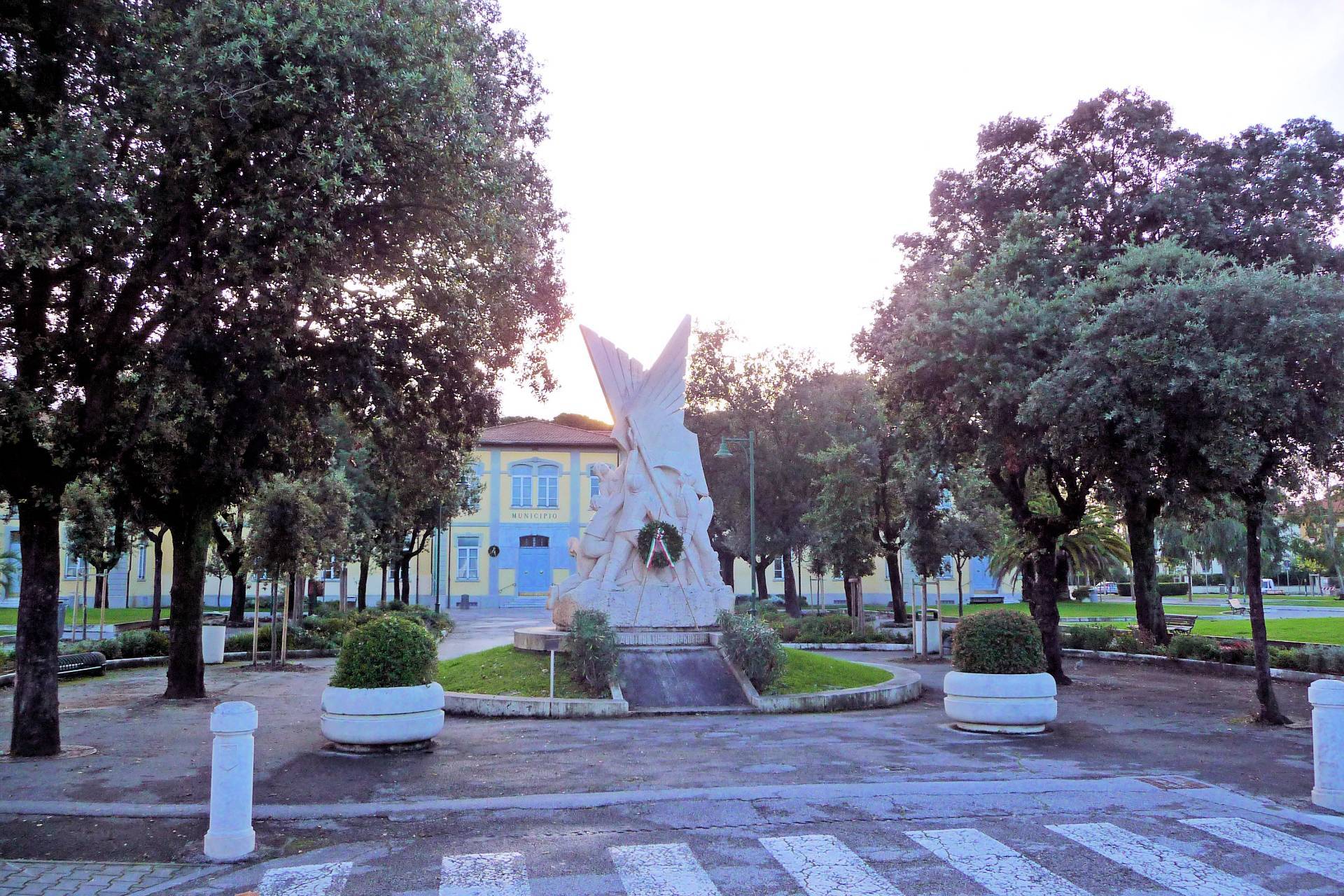 Villa di ampia superficie da ristrutturare con ampio giardino in ottima zona residenziale in vendita