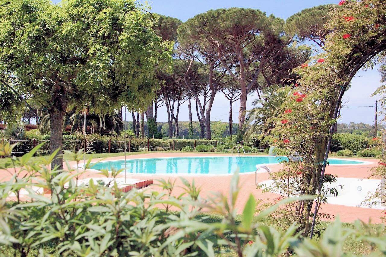 Appartamento al piano terra libero su tre lati con giardino privato in complesso residenziale di alt