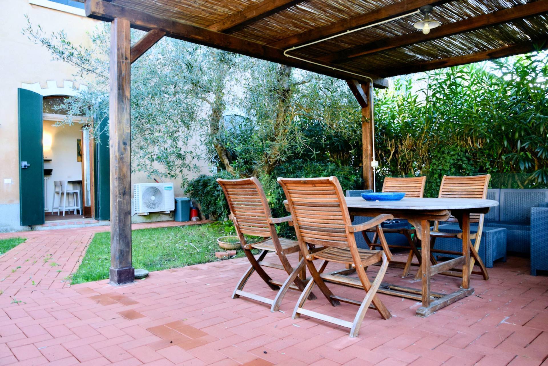 Appartamento al piano terra libero su tre lati con giardino privato in complesso residenziale di alt