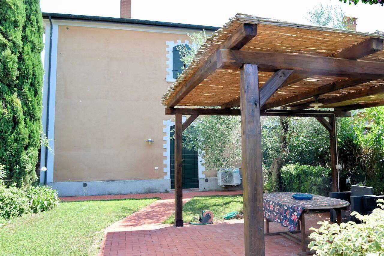Appartamento al piano terra libero su tre lati con giardino privato in complesso residenziale di alt