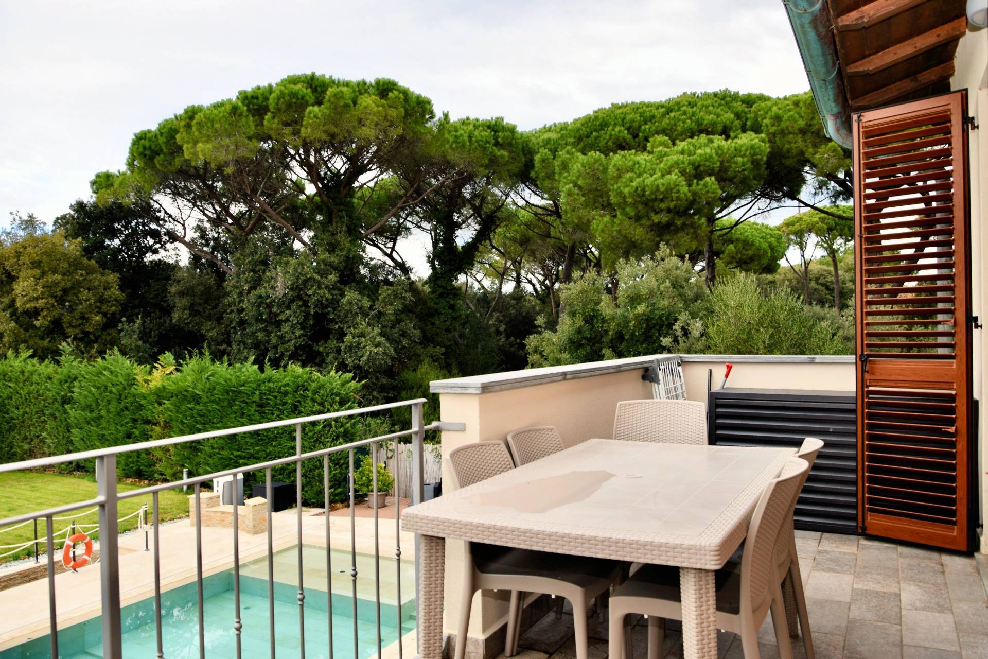 Appartamento al piano primo angolare con giardino privato in complesso residenziale di recente costr