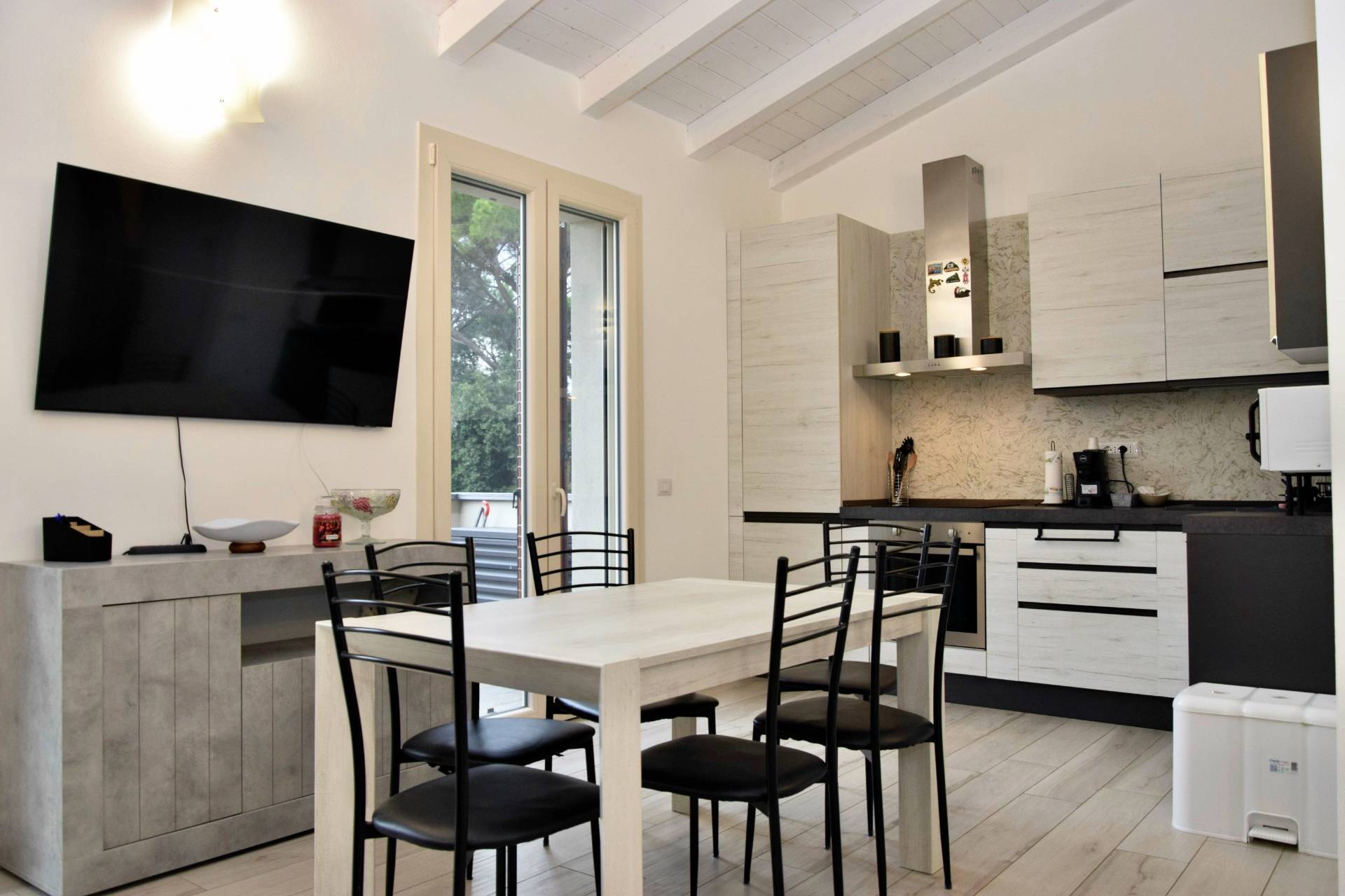 Appartamento al piano primo angolare con giardino privato in complesso residenziale di recente costr