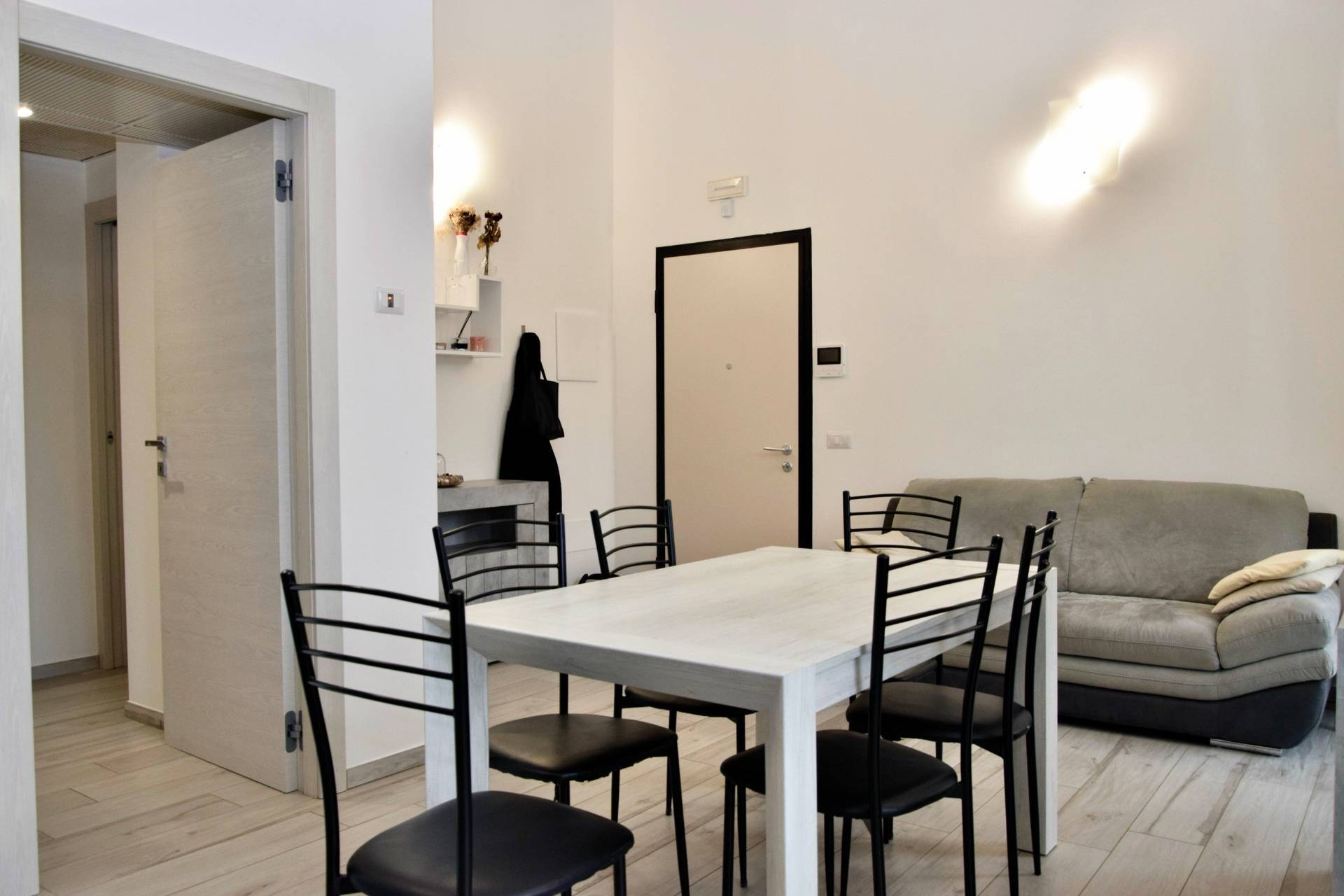 Appartamento al piano primo angolare con giardino privato in complesso residenziale di recente costr